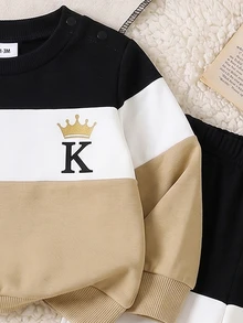 SHEIN 新生兒男嬰 2 件套，時尚極簡對比色寬條紋皇冠與字母 K 印花圓領長袖衛衣上衣與寬條紋字母印花運動長褲套裝，柔軟面料，適合外出，秋冬季 - 彩色 - 查看 4