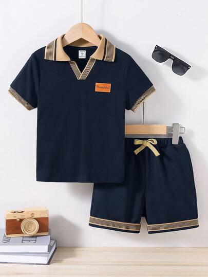 Conjunto de 2 piezas compuesto por camisa tipo polo de manga corta con parche de bloque de color en el cuello y shorts de cintura elástica para niños preadolescentes, adecuado para otoño, primavera, verano, para jugar al aire libre, escuela, estilo callejero, fiestas y ocio