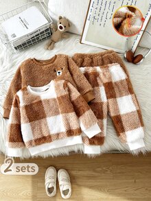 SHEIN Vintaside Kids 4件/2套男嬰幼兒新生兒0-3歲秋冬休閒可愛熊圖案刺繡毛絨格紋圓領長袖衛衣褲套裝，適合日常穿著與外出，適用春/秋/冬 - 棕色 - 查看 4