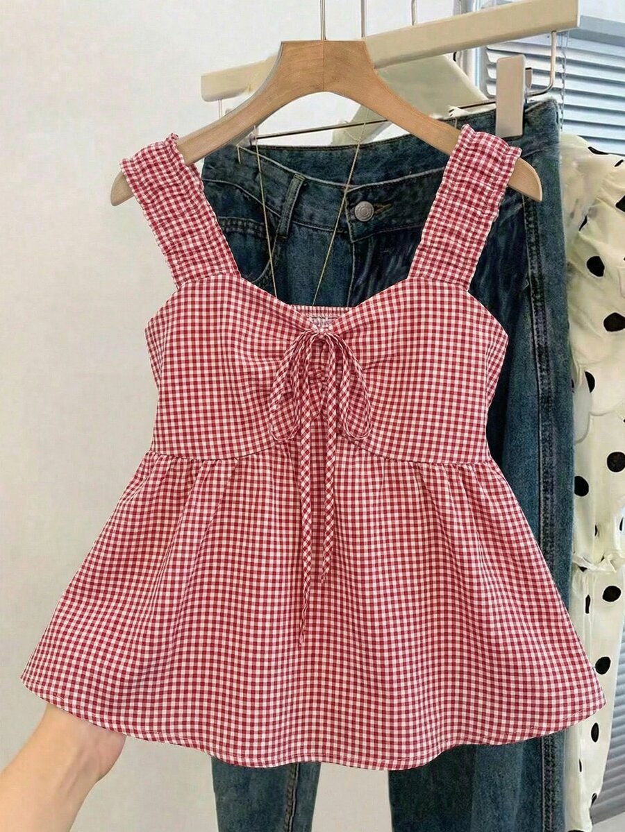 SHEIN Franclia 2026新款女士红色格纹吊带背心，正面褶皱荷叶边下摆无袖上衣，Y2K可爱荷叶边修身飘逸夏季背心，适合日常穿着、度假、海滩和街头服饰。