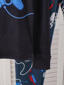 SHEIN 男童 2 件組遊戲控制器印花修身居家服套裝，圓領長袖耳機與控制器印花上衣 + 同款滿版印花修身長褲，柔軟親膚面料，可兼作睡衣與秋冬內搭，休閒百搭居家服套裝 - 黑色 - 查看 9