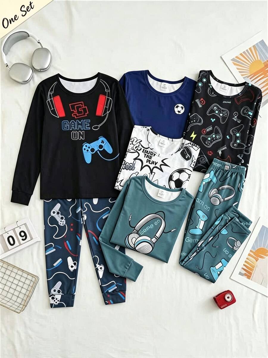 SHEIN 男童 2 件組遊戲控制器印花修身居家服套裝，圓領長袖耳機與控制器印花上衣 + 同款滿版印花修身長褲，柔軟親膚面料，可兼作睡衣與秋冬內搭，休閒百搭居家服套裝