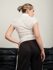 Ximena Robles Ximena Robles 女款復古白色花卉夏季優雅茶會旗袍領背心，白色無袖小立領上衣，休閒套頭衫，適合度假與通勤 - 白色 - 查看 2