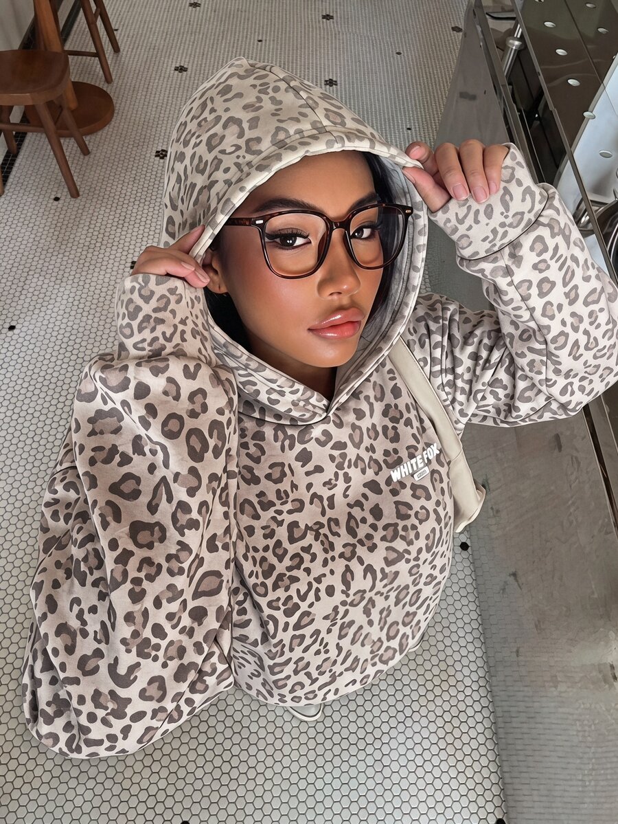 SHEIN 青少年女孩豹紋連帽套頭運動衫，滿版豹紋，寬鬆版型，白色 Brow 字體印花，秋冬款，黑色 - 棕色 - 查看 1