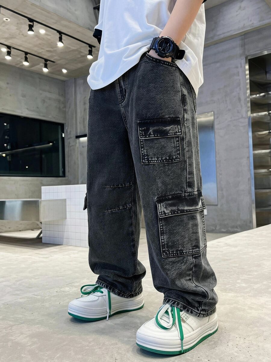 SHEIN Celana Panjang Denim untuk Anak Laki-Laki Remaja, Musim Panas, Lembut, Katun, Kasual, Modis, Serbaguna, Nyaman, Minimalis, Pinggang Elastis Penuh, Desain Kargo dengan Banyak Saku, Potongan Lurus Longgar, Celana Panjang Denim Hitam Abu-abu, Cocok untuk Pemakaian Sehari-hari dan Liburan - Hitam - View 1