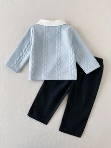 SHEIN Playful Pals 2件組幼兒男童波羅領長褲套裝 學院風 嬰兒藍 粗針編織 假兩件式 長袖波羅領 輕便 生日派對 秋季保暖 周歲馬主題 - 淺藍色 - 查看 2