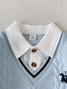 SHEIN Playful Pals 2件組幼兒男童波羅領長褲套裝 學院風 嬰兒藍 粗針編織 假兩件式 長袖波羅領 輕便 生日派對 秋季保暖 周歲馬主題 - 淺藍色 - 查看 4