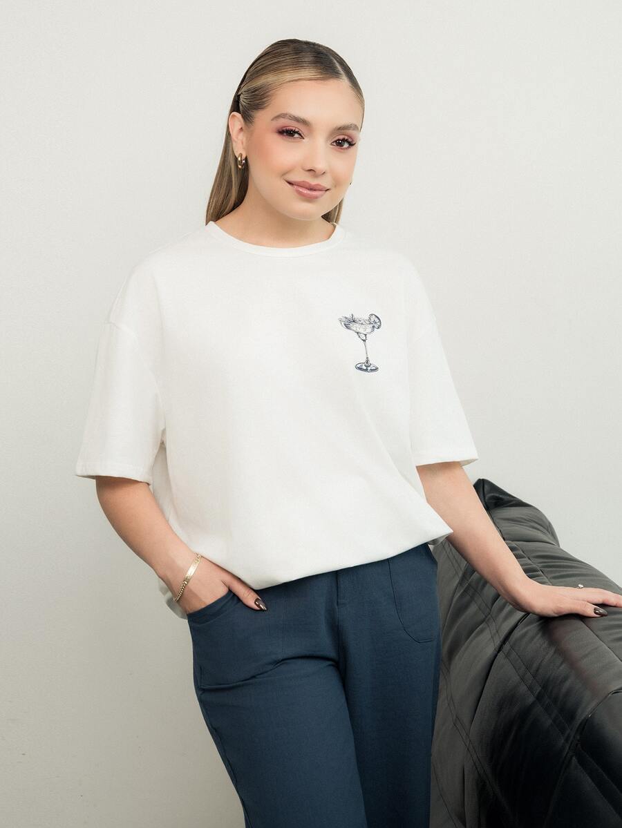 Ximena Robles Ximena Robles 宽松休闲鸡尾酒会图案圆领短袖T恤，宽松版型女式T恤，适合日常通勤、约会、聚会、秋冬夏季、圣诞节、新年、感恩节、派对、婚礼、海滩、毕业典礼、时尚、优雅、休闲、外出、约会、预订、通勤、闪亮、情人节、优雅、度假、休闲、Y2K、外出、毕业典礼等场合。 - 白色 - 查看 1