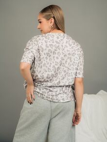 Ximena Robles Ximena Robles بلوزة نسائية بطبعة نمر وياقة مستديرة، فضفاضة وكاجوال - متعدد الألوان - مشاهدة 2