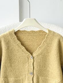 SHEIN Tween女孩童裝秋冬休閒優雅復古學院風淺黃色波浪邊V領木鈕扣口袋針織開襟外套，年輕時尚穿搭，適合搭配襯衫與洋裝，適合返校季、秋冬出遊與日常穿著 - 黃色 - 查看 6