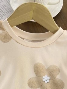SHEIN 一套女童休闲舒适时尚百搭甜美可爱碎花图案短袖T恤短裤套装，适合春夏外出、休闲、度假。 - 彩色 - 查看 3
