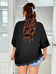 GalTyme 大尺碼女款純色圓領 3/4 袖對比蕾絲下擺寬鬆 T-shirt，黑色夏季休閒優雅正裝約會穿搭 - 黑色 - 查看 2