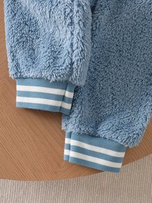 SHEIN Playful Pals 男嬰軟絨刺繡字母對比色個性化夾克外套與長褲套裝 - 藍色 - 查看 8