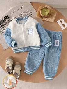 SHEIN Playful Pals 男嬰軟絨刺繡字母對比色個性化夾克外套與長褲套裝 - 藍色 - 查看 9