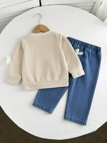 SHEIN 2件組幼兒女嬰運動衫牛仔套裝，甜美米色與藍色，薄紗蝴蝶結針織長袖圓領，生日派對秋季芭蕾公主直筒褲 - 卡其色 - 查看 2