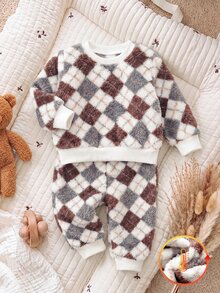 SHEIN Vintaside Kids 2件組 男童英倫風幾何菱格紋毛絨運動衫與長褲套裝，親膚柔軟秋冬穿搭 - 杏色 - 查看 3