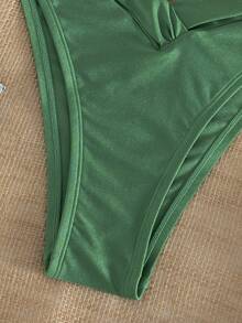 SHEIN Swim 女款深綠色兩件式比基尼套裝，夏季休閒海灘度假，純色亮面平口V鋼圈上衣與高衩性感三角褲，亮面緞面質感 - 綠色 - 查看 7