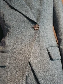 MOTF PREMIUM BLAZER WANITA MOTIF TULANG IKAN DENGAN KERAH PUNCAK KONTRAS - Hitam dan Putih - View 3