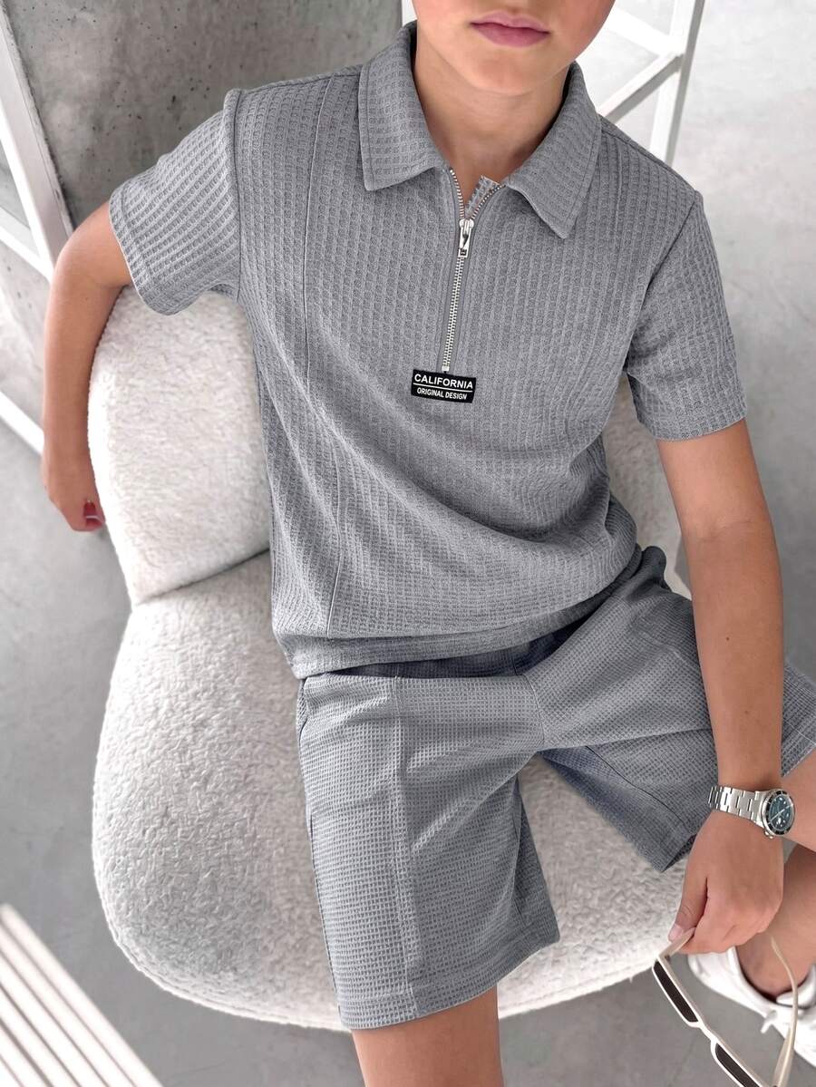 SHEIN 兒童小男孩休閒寬鬆灰色紋理華夫格面料翻領短袖 Polo T恤與短褲 2 件套，適合春、夏、秋季