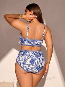 SHEIN Swim Curve 夏季海灘派對 2 件組大尺碼女款度假優雅波希米亞熱帶花卉印花泳衣與圍裹長裙套裝，純白色性感 - 彩色 - 查看 2