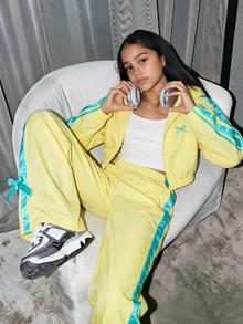 SHEIN 青少年女孩3件套休閒套裝，寬鬆針織極簡風，秋季配色拼接黃色套裝，拉鍊連帽衫、白色背心、寬腿運動長褲、蝴蝶結條紋 - 黃色 - 查看 3