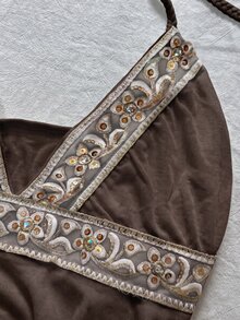 IslaSuriya 女款復古波希米亞風 70 年代度假風刺繡掛脖綁帶背心，不對稱下擺，棕色與金色，夏季度假穿搭 - 摩卡棕 - 查看 4