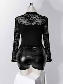 SHEIN ICON 女款大尺碼復古性感千禧風Y2K都市現代前衛大膽時尚個性蕾絲拼接鏤空黑色T恤秋季 - 黑色 - 查看 2