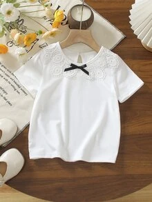 SHEIN Elladie kids 女童短袖上衣，彼得潘領蕾絲飾邊荷葉邊短袖T恤，鏤空後領設計，百搭甜美可愛，舒適休閒，適合日常穿著、週末出遊與返校季 - 白色 - 查看 5