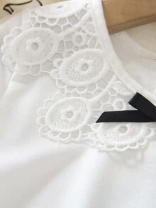 SHEIN Elladie kids 女童短袖上衣，彼得潘領蕾絲飾邊荷葉邊短袖T恤，鏤空後領設計，百搭甜美可愛，舒適休閒，適合日常穿著、週末出遊與返校季 - 白色 - 查看 7