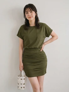 Yumoku 女款純色簡約日常穿搭圓領短袖洋裝，休閒風 - 軍綠色 - 查看 6