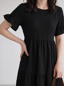 Yumoku 女款夏季純色圓領短袖寬鬆連身裙，荷葉邊裙襬，休閒風 - 黑色 - 查看 5