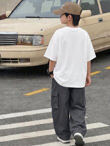 SHEIN Little Byeori 兒童青少年男孩字母印花T恤與工裝褲套裝 - 彩色 - 查看 3