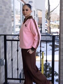 Melissa Matos 女款秋冬保暖內裡對比色織帶POLO領刺繡寬鬆運動衫 - 淺粉色 - 查看 3
