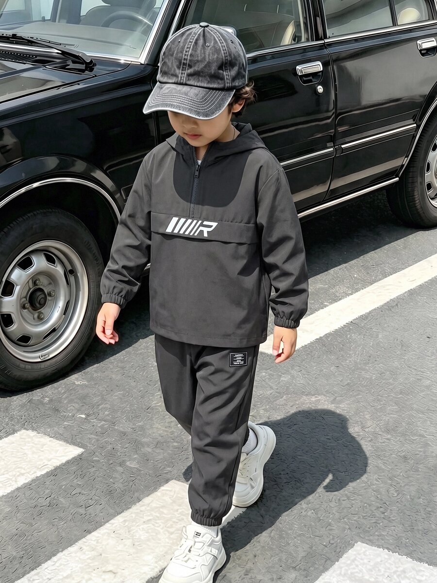 SHEIN 2件組兒童小男孩新款休閒簡約學院風度假風條紋King圓領短袖T恤與短褲套裝