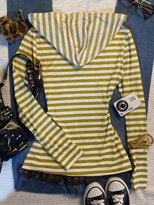 IslaSuriya Women's 2000s Striped Color-Blocked V-Neck T-Shirt, Suitable For Everyday Wear. - Multicolor - View 2