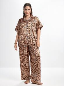Slumbrini 秋季豹紋動物圖案前開扣貼袋飾邊短袖長褲女款大尺碼睡衣家居服套裝 - 彩色 - 查看 1