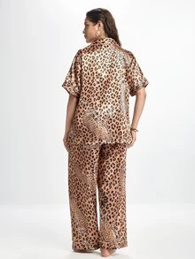 Slumbrini 秋季豹紋動物圖案前開扣貼袋飾邊短袖長褲女款大尺碼睡衣家居服套裝 - 彩色 - 查看 2