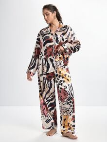Slumbrini LuxeNights 女士加大码优雅豹纹缎面前扣口袋长袖动物纹上衣和裤子睡衣套装，舒适优雅细节，秋冬服装 - 彩色 - 查看 3
