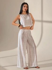 SHEIN PETITE 女款條紋圓領無袖上衣與長褲兩件套，度假、夏季亞麻風休閒條紋荷葉邊飾對比色無袖兩件套，荷葉邊下擺上衣 + 寬腿長褲，夏季度假、咖啡廳、休閒穿搭熱門款，復古風造型。女款鄉村風穿搭、女款工作穿搭、女款海邊度假穿搭、女款休閒套裝、女款夏季穿搭 - 杏色 - 查看 4
