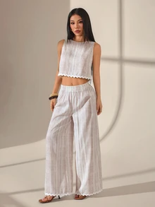 SHEIN PETITE 女款條紋圓領無袖上衣與長褲兩件套，度假、夏季亞麻風休閒條紋荷葉邊飾對比色無袖兩件套，荷葉邊下擺上衣 + 寬腿長褲，夏季度假、咖啡廳、休閒穿搭熱門款，復古風造型。女款鄉村風穿搭、女款工作穿搭、女款海邊度假穿搭、女款休閒套裝、女款夏季穿搭 - 杏色 - 查看 3