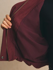 Poéselle 女款酒紅色短版工裝夾克，立領拉鍊口袋外套，冬季夾克女裝 - 酒紅色 - 查看 9