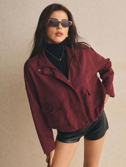 Poéselle Jaket Wanita Model Crop Warna Burgundy, Jaket Kerah Tegak dengan Resleting dan Saku, Jaket Musim Dingin untuk Wanita.