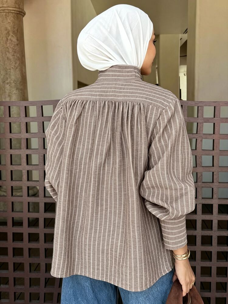 DAZY Elegant randig blus för kvinnor med ståkrage och lyktärm, långärmad för hösten - Brun - Visa 2