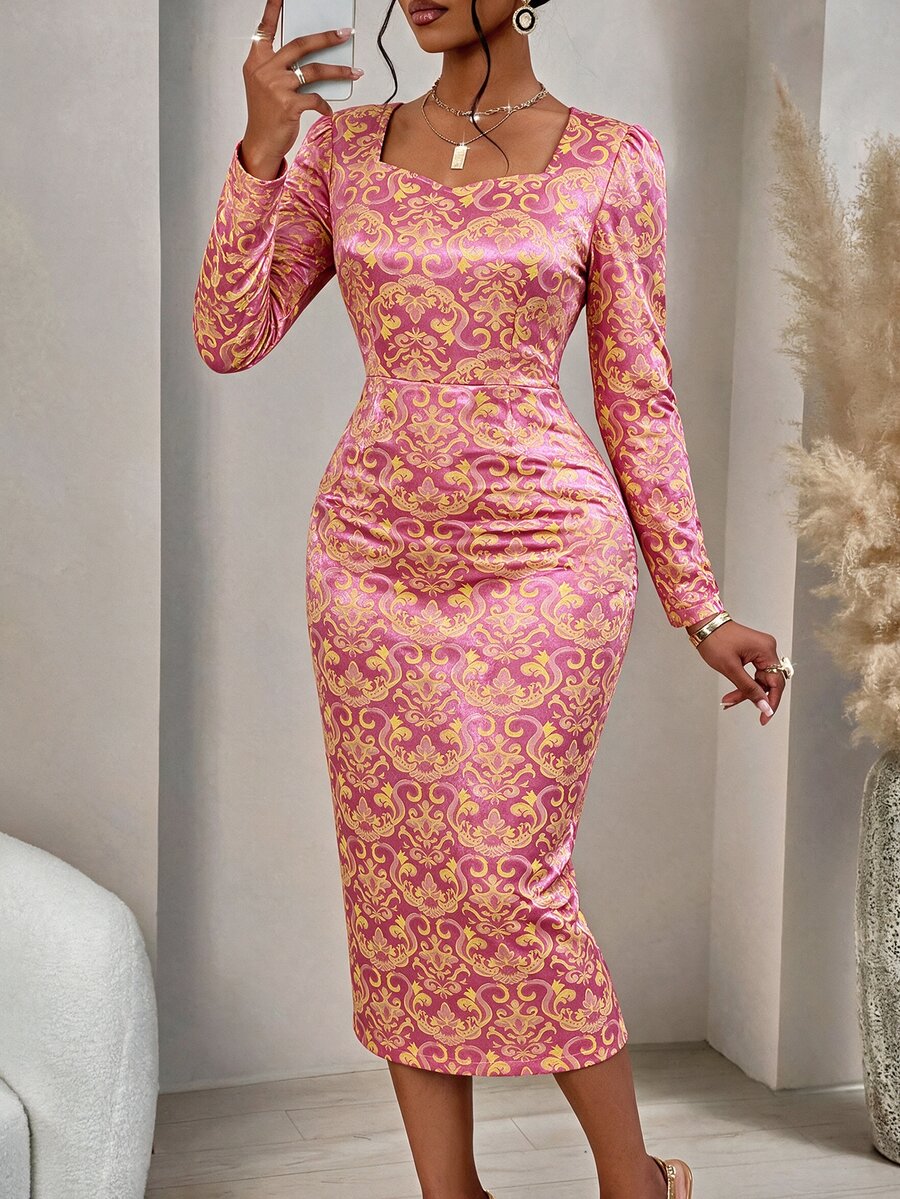 Xyvia Gaun Motif Bunga dengan Leher Bentuk Hati, Lengan Mengembang, dan Belahan Belakang - Berwarna merah muda - View 1