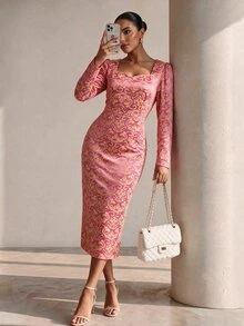 Xyvia Gaun Motif Bunga dengan Leher Bentuk Hati, Lengan Mengembang, dan Belahan Belakang - Berwarna merah muda - View 4