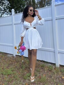Alexandranx 女士新款春夏休闲度假风针织白色褶皱无袖迷你连衣裙，侧边镂空设计，复古宽松喇叭七分袖低胸性感露背系带短裙，适合休闲度假、日常穿着、休闲聚会、约会等场合。 - 白色 - 查看 3
