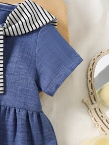 SHEIN Elladie kids 2件組女嬰秋季短袖仿牛仔洋裝披肩套裝，畢業度假風，黑白條紋格紋海軍藍，可愛日系風 - 藍色 - 查看 5