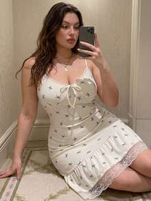 Dazy Plus Gaun Tidur Pendek Elegan Seksi dengan Motif Pita dan Bunga di Seluruh Permukaan, Dilengkapi Renda Kontras. - Krem - View 1