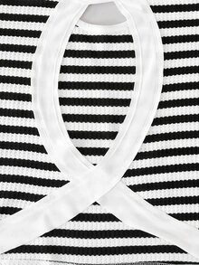 SHEIN Girlism KIDS KIDS 青少年女孩 2件套 背後交叉鏤空短袖T恤與圓領落肩上衣，純色/條紋休閒極簡風女裝，夏季日常街頭通勤穿搭小眾設計短版上衣 - 黑與白 - 查看 4