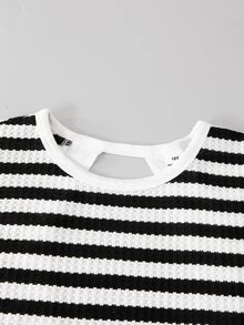 SHEIN Girlism KIDS KIDS 青少年女孩 2件套 背後交叉鏤空短袖T恤與圓領落肩上衣，純色/條紋休閒極簡風女裝，夏季日常街頭通勤穿搭小眾設計短版上衣 - 黑與白 - 查看 3